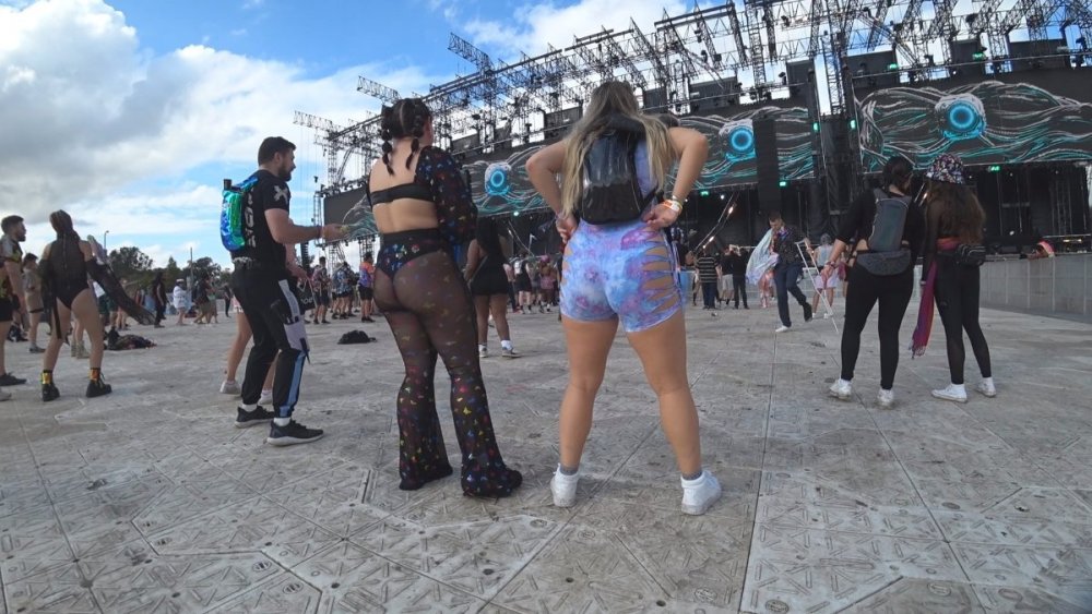 ProRave-2PawgsShaking-1.m4v_snapshot_00_55_839.jpg.6232af61973a65842799bfbd4603eee4 (1).jpg