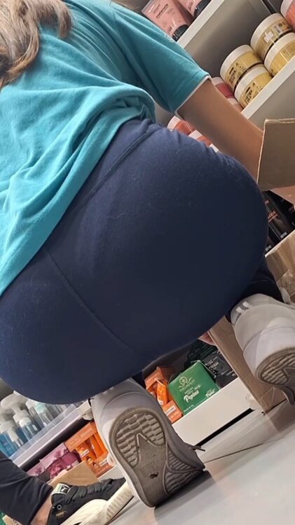 candid 16 best girl leggings worker.mp4_2.mp4_snapshot_02.53_[2026.09.14_16.56.12].jpg